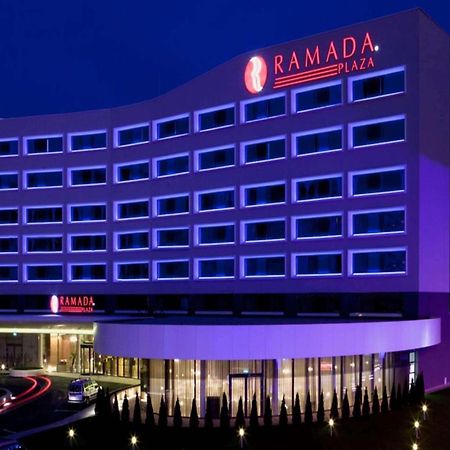 Отель Ramada Plaza Крайова Экстерьер фото