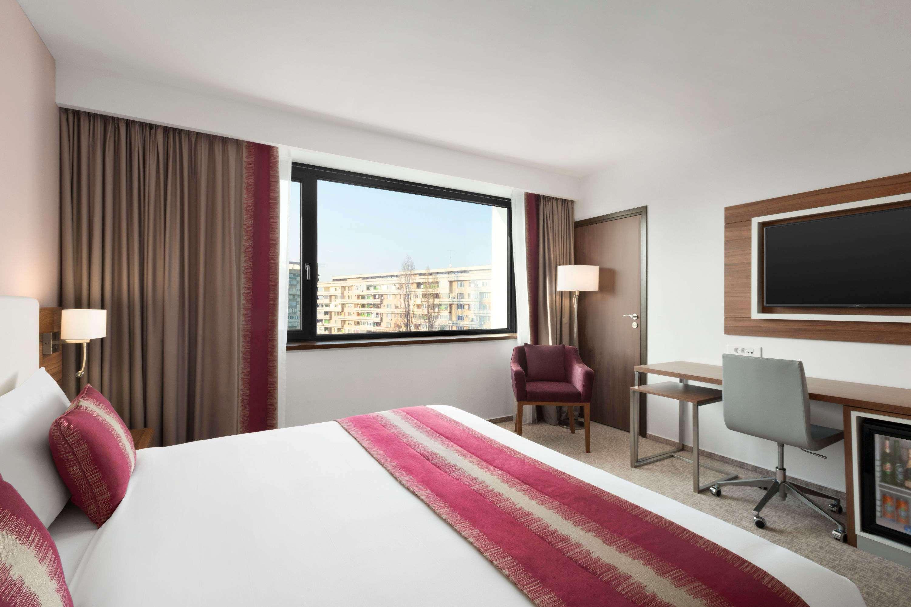 Отель Ramada Plaza Крайова Экстерьер фото