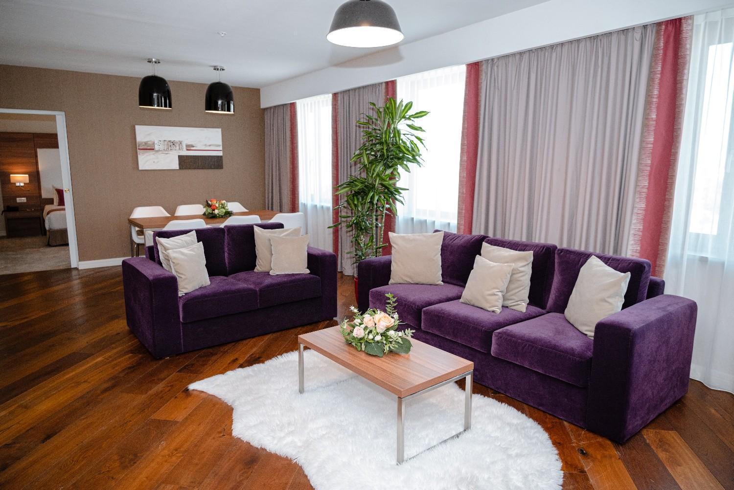 Отель Ramada Plaza Крайова Экстерьер фото
