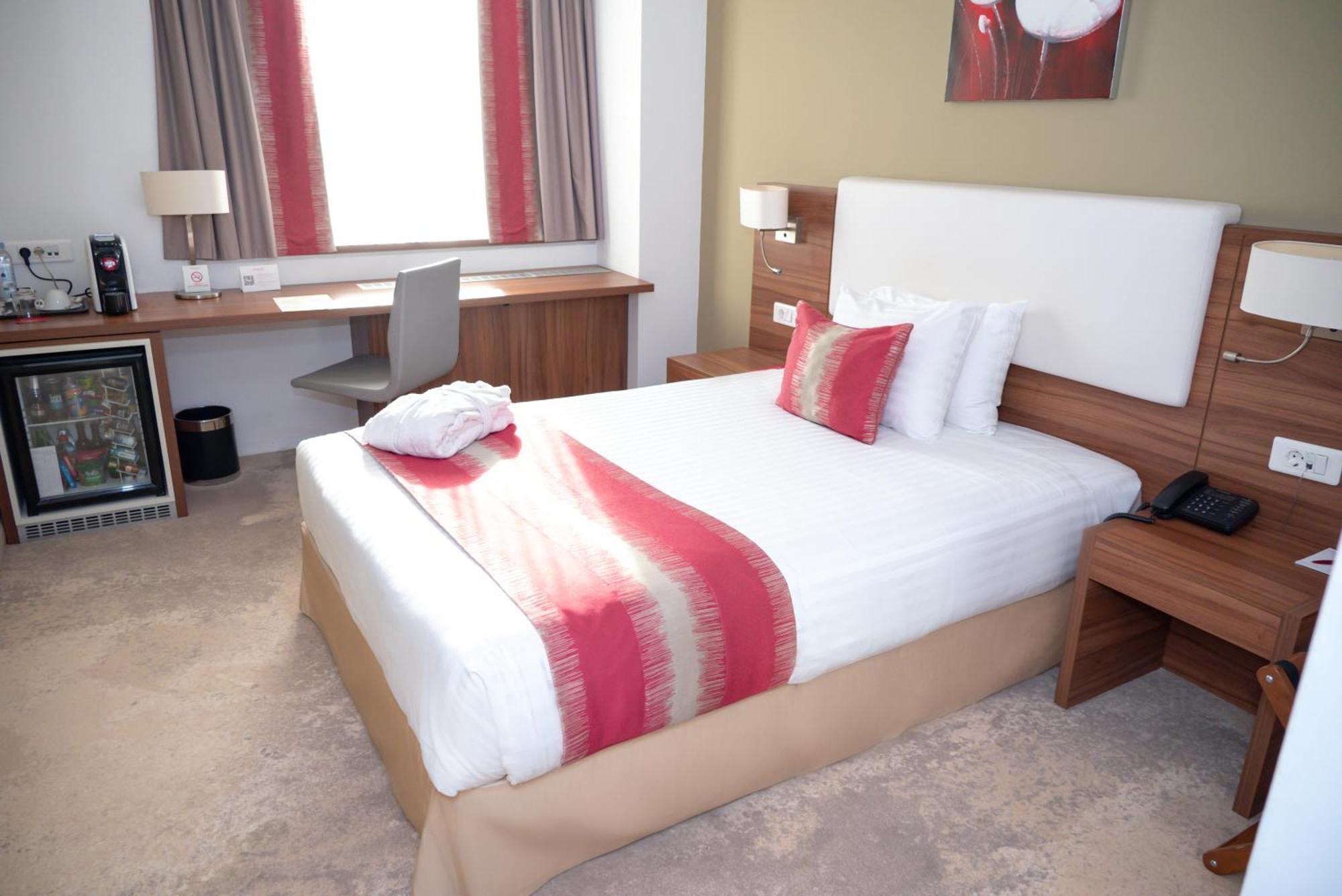 Отель Ramada Plaza Крайова Экстерьер фото