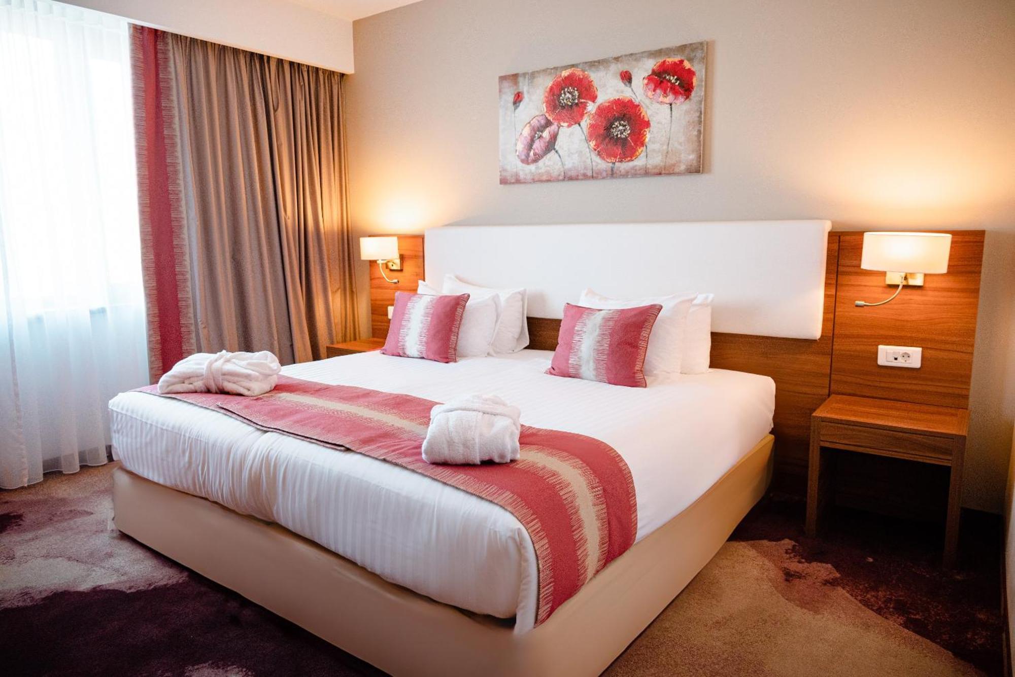 Отель Ramada Plaza Крайова Экстерьер фото