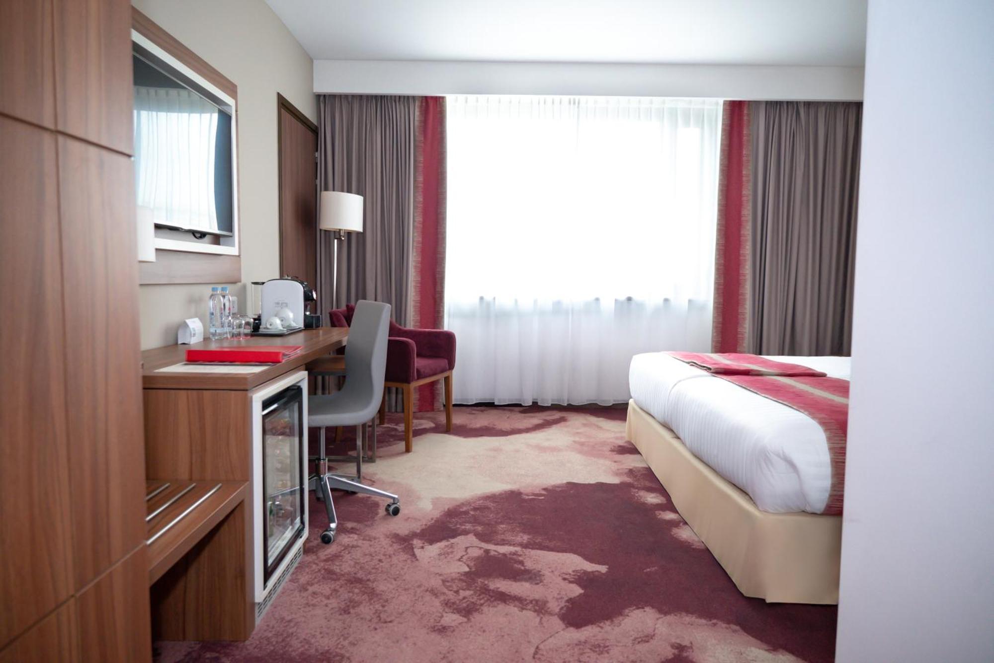 Отель Ramada Plaza Крайова Экстерьер фото