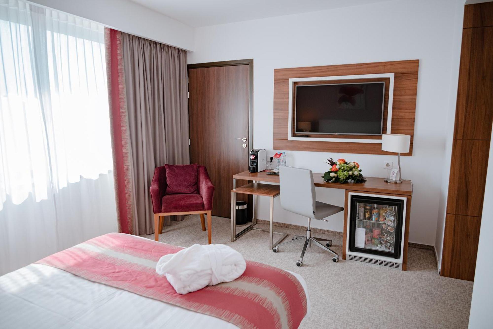 Отель Ramada Plaza Крайова Экстерьер фото
