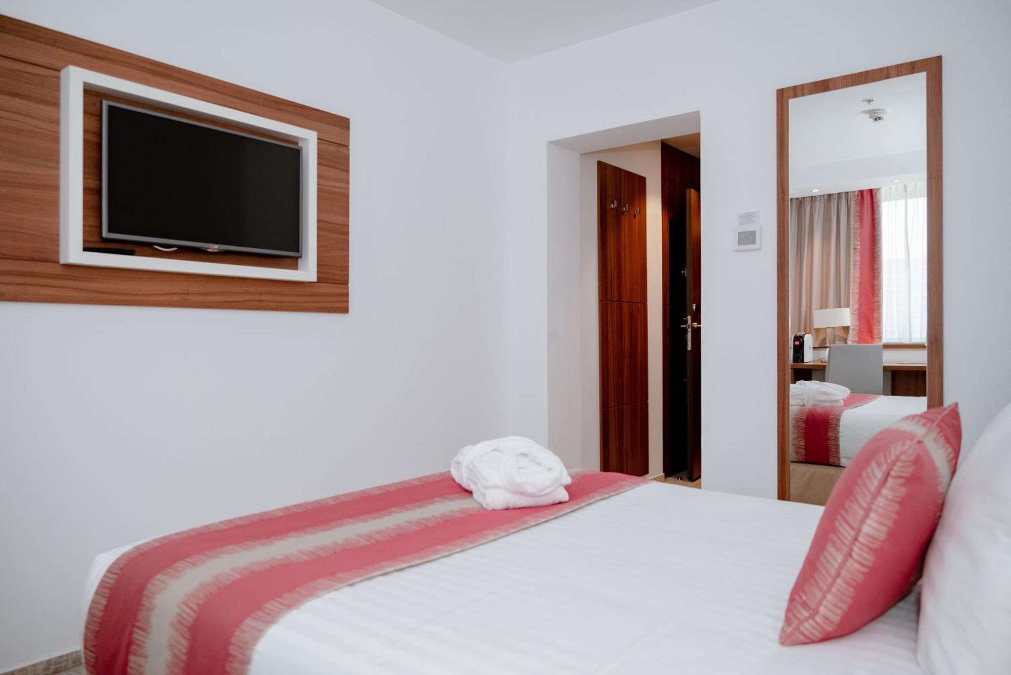 Отель Ramada Plaza Крайова Экстерьер фото