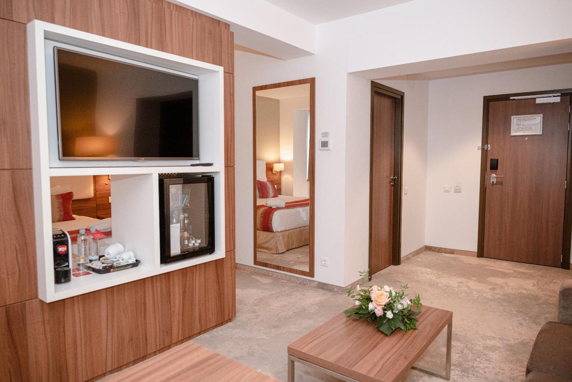 Отель Ramada Plaza Крайова Экстерьер фото
