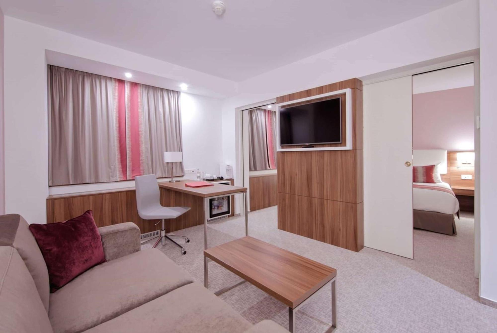 Отель Ramada Plaza Крайова Экстерьер фото