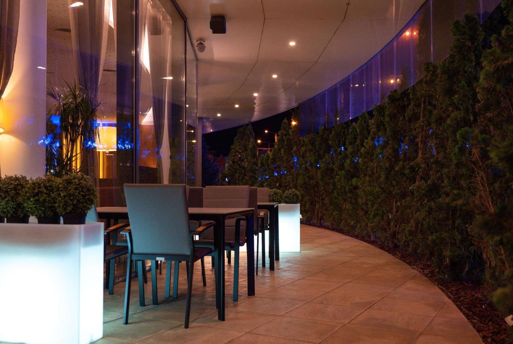Отель Ramada Plaza Крайова Экстерьер фото