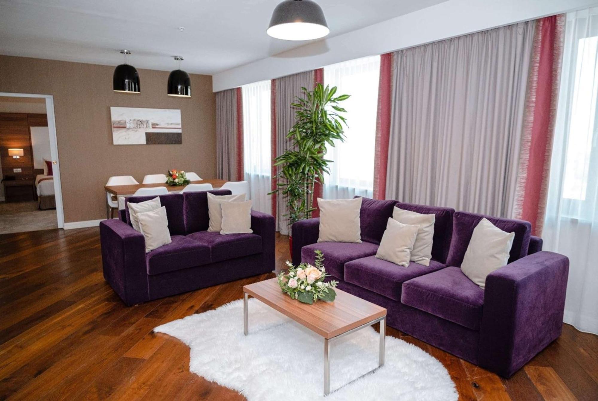 Отель Ramada Plaza Крайова Экстерьер фото