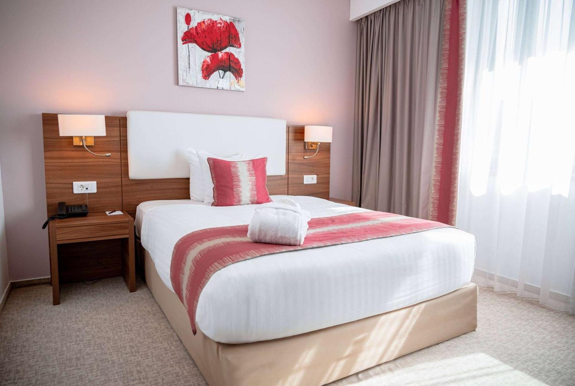Отель Ramada Plaza Крайова Экстерьер фото