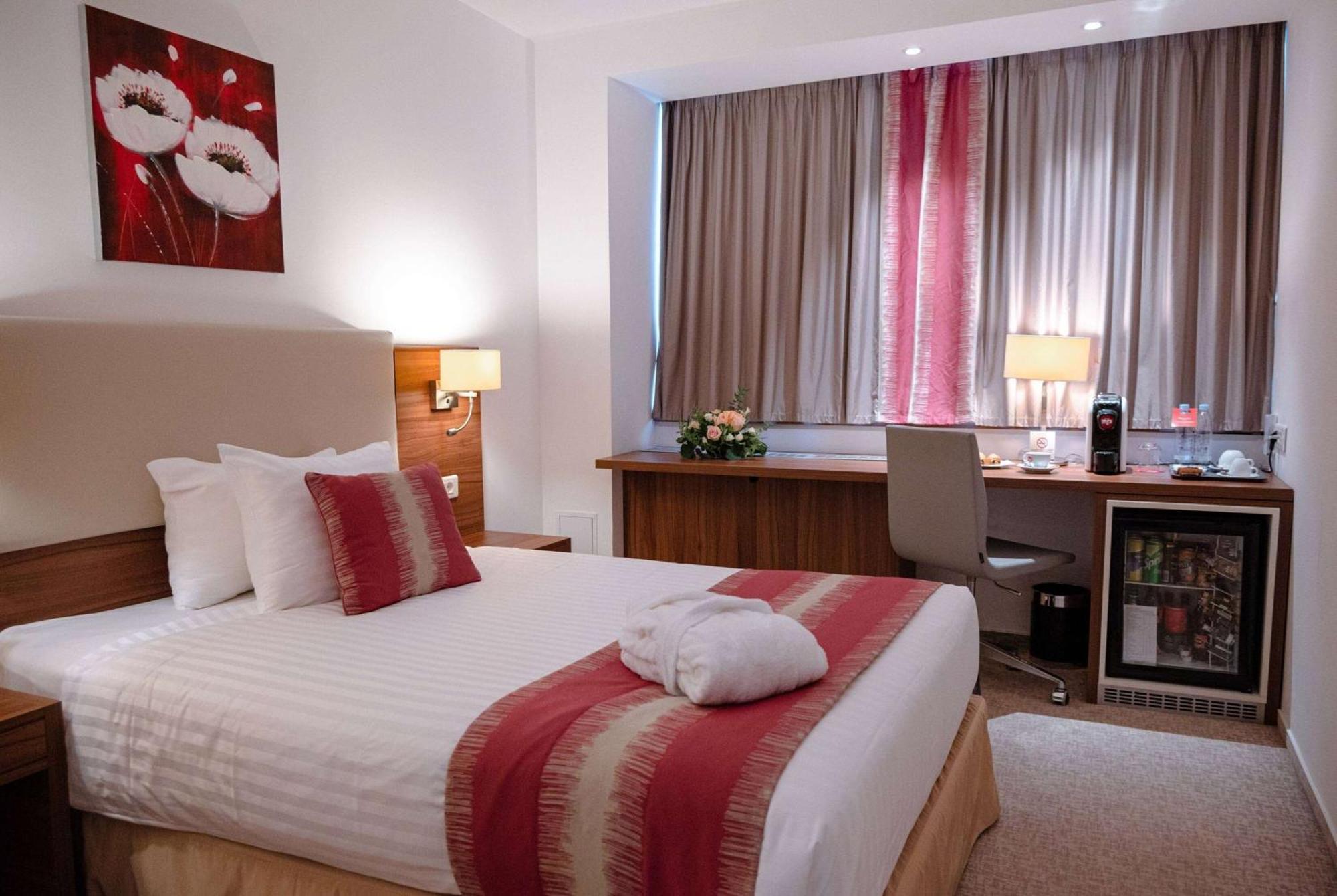 Отель Ramada Plaza Крайова Экстерьер фото