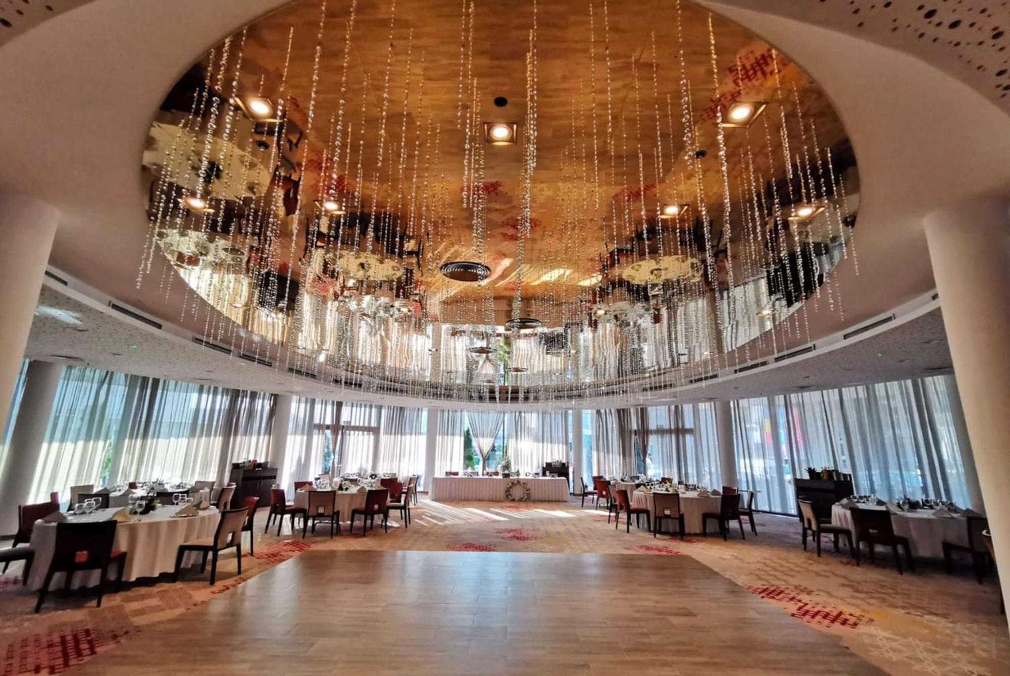 Отель Ramada Plaza Крайова Экстерьер фото