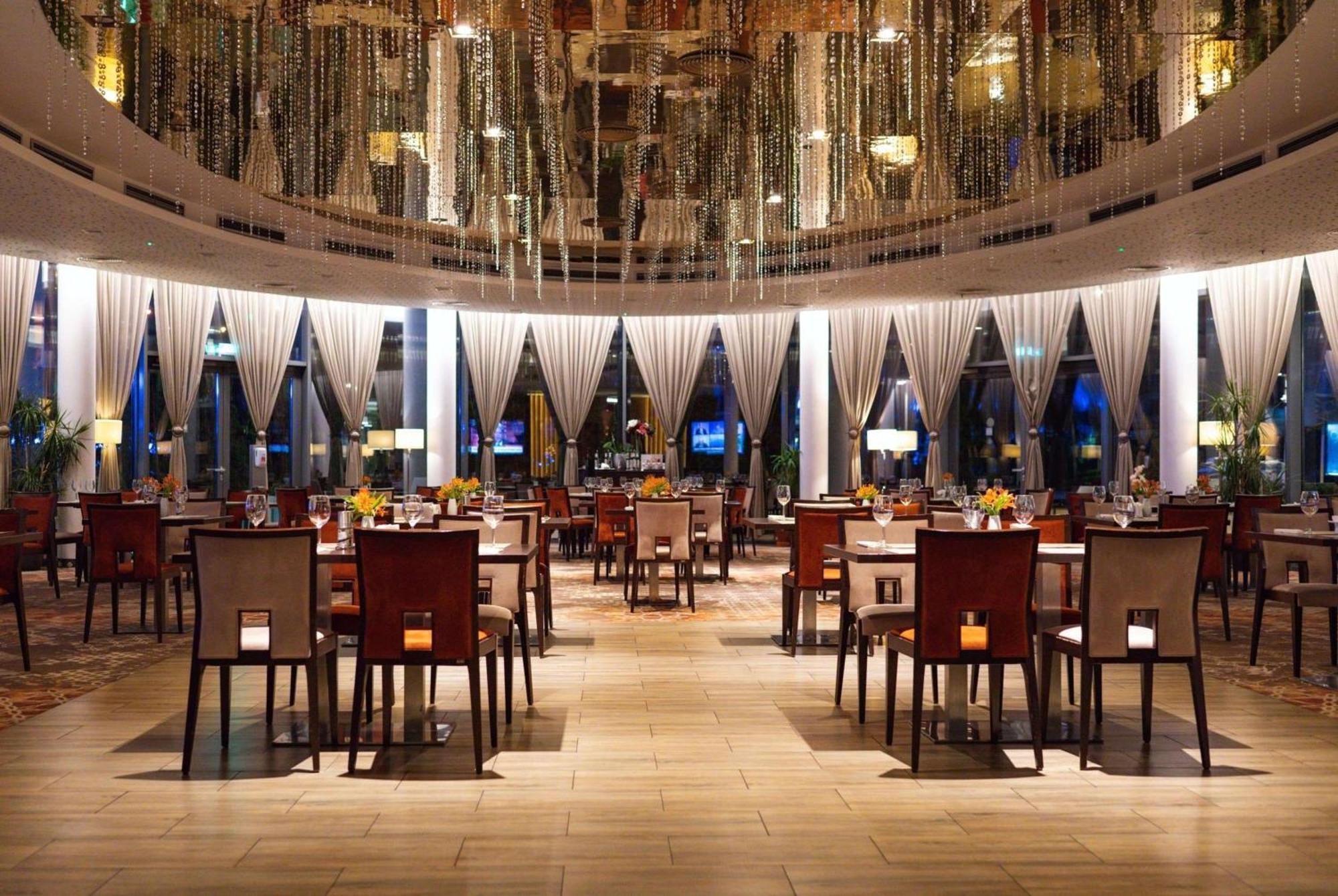 Отель Ramada Plaza Крайова Экстерьер фото