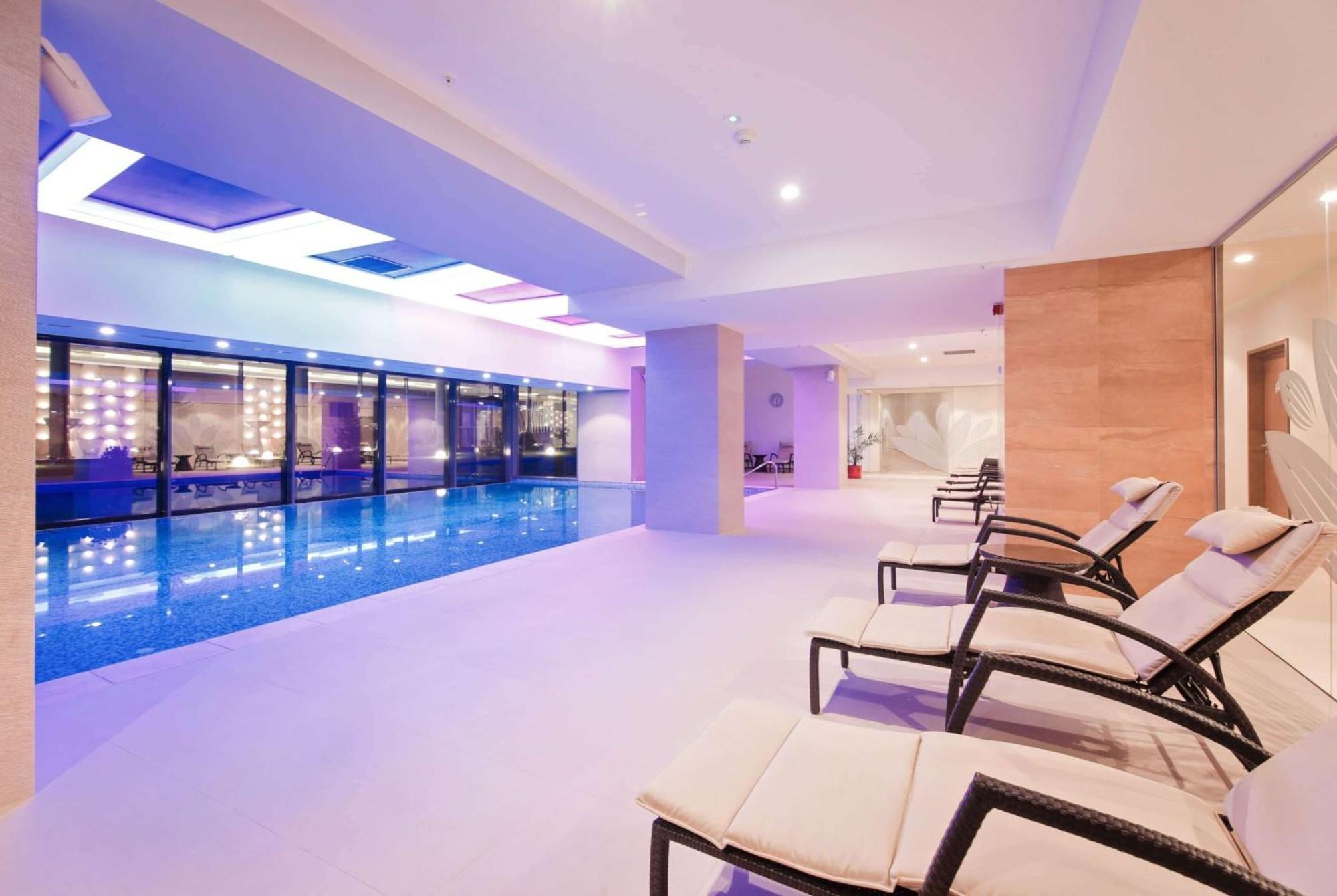 Отель Ramada Plaza Крайова Экстерьер фото