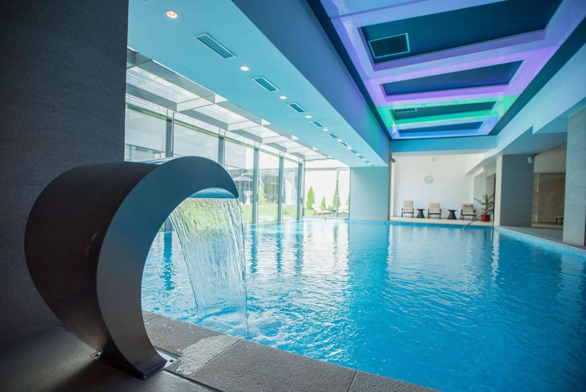 Отель Ramada Plaza Крайова Экстерьер фото