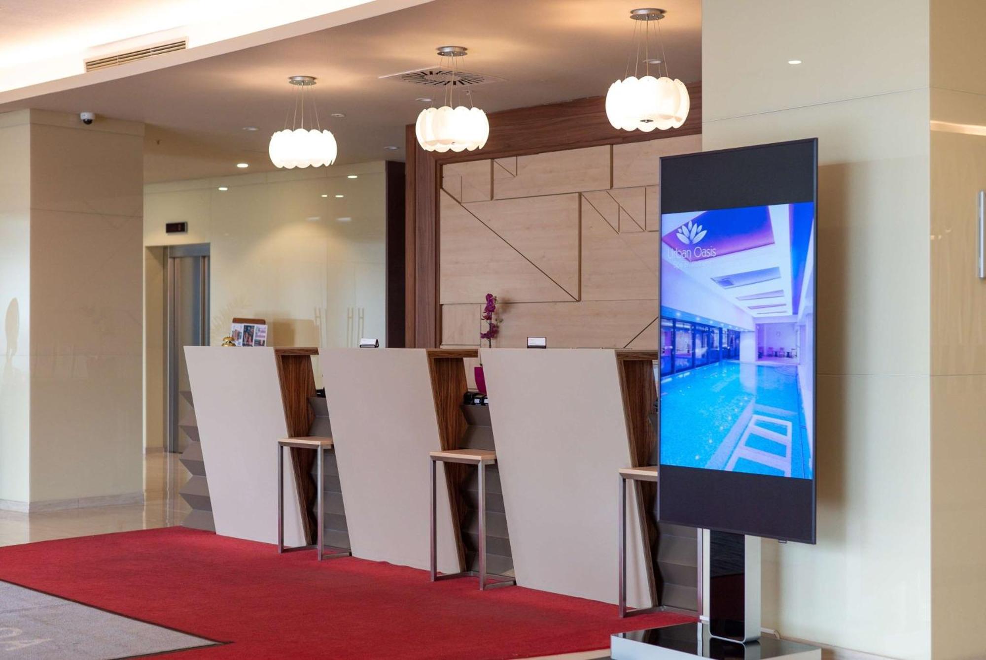 Отель Ramada Plaza Крайова Экстерьер фото