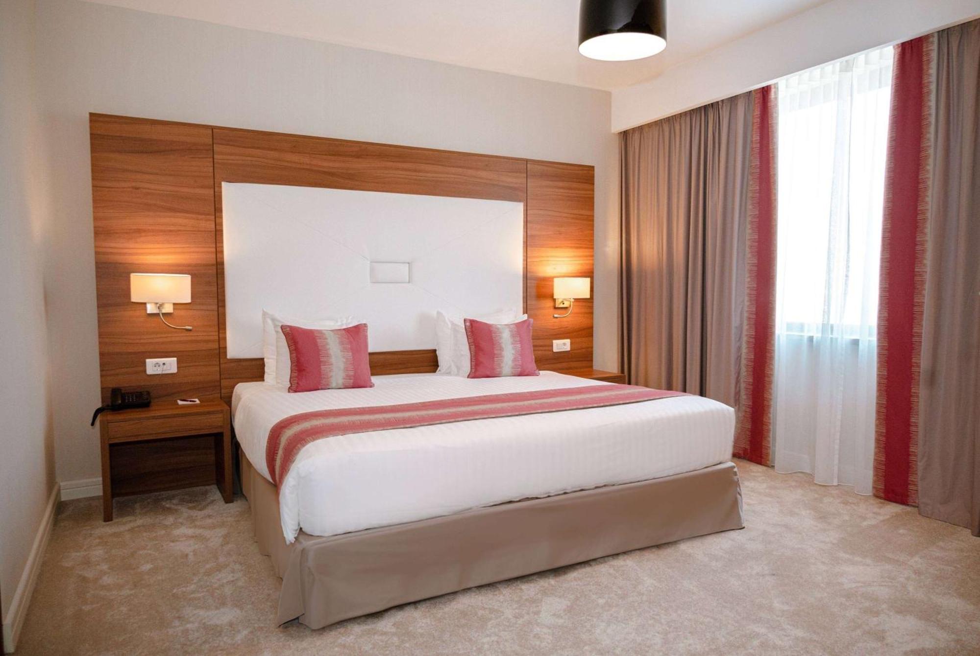 Отель Ramada Plaza Крайова Экстерьер фото