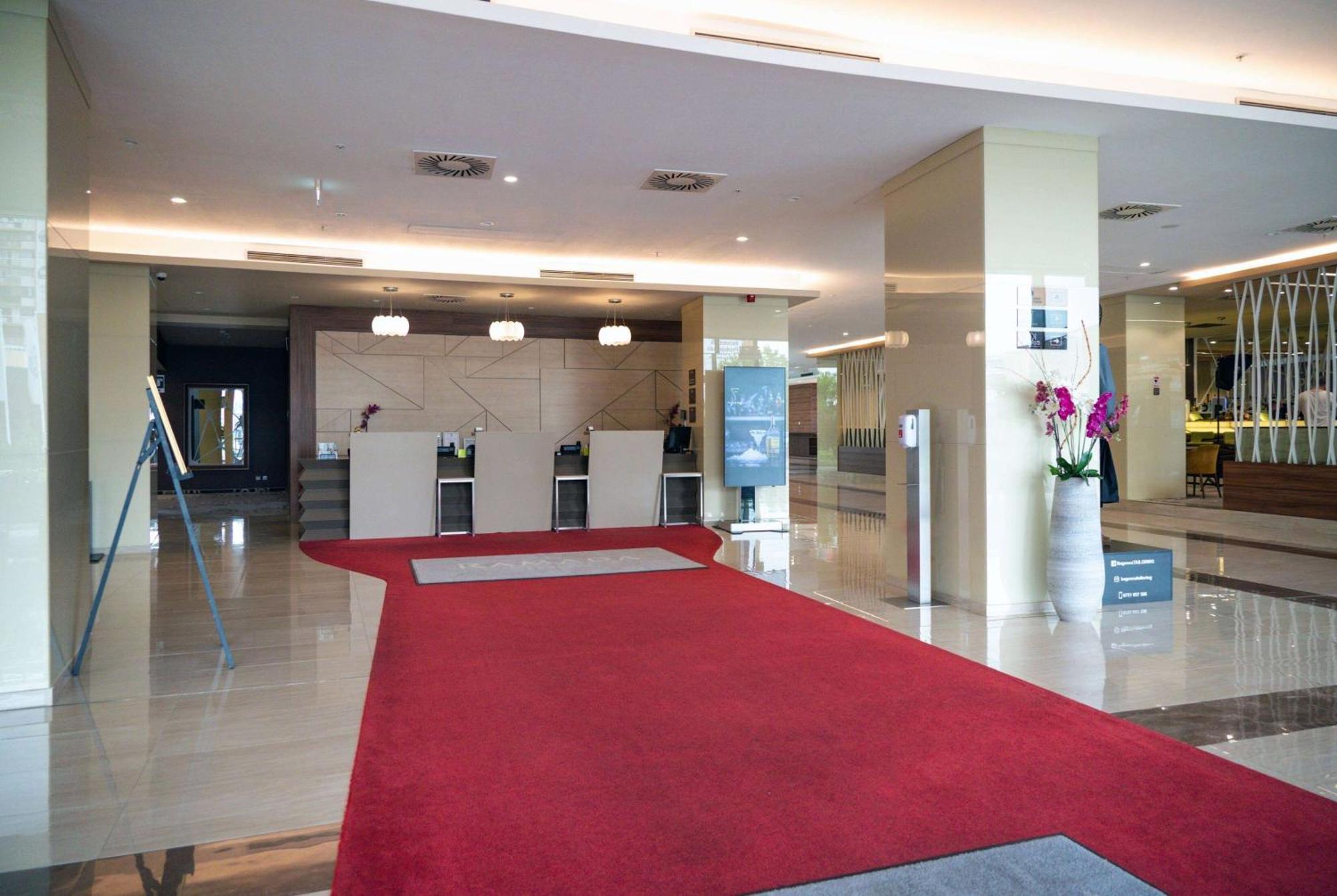 Отель Ramada Plaza Крайова Экстерьер фото
