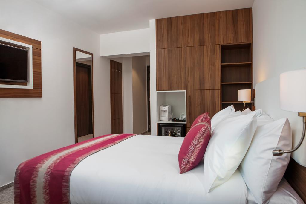 Отель Ramada Plaza Крайова Экстерьер фото