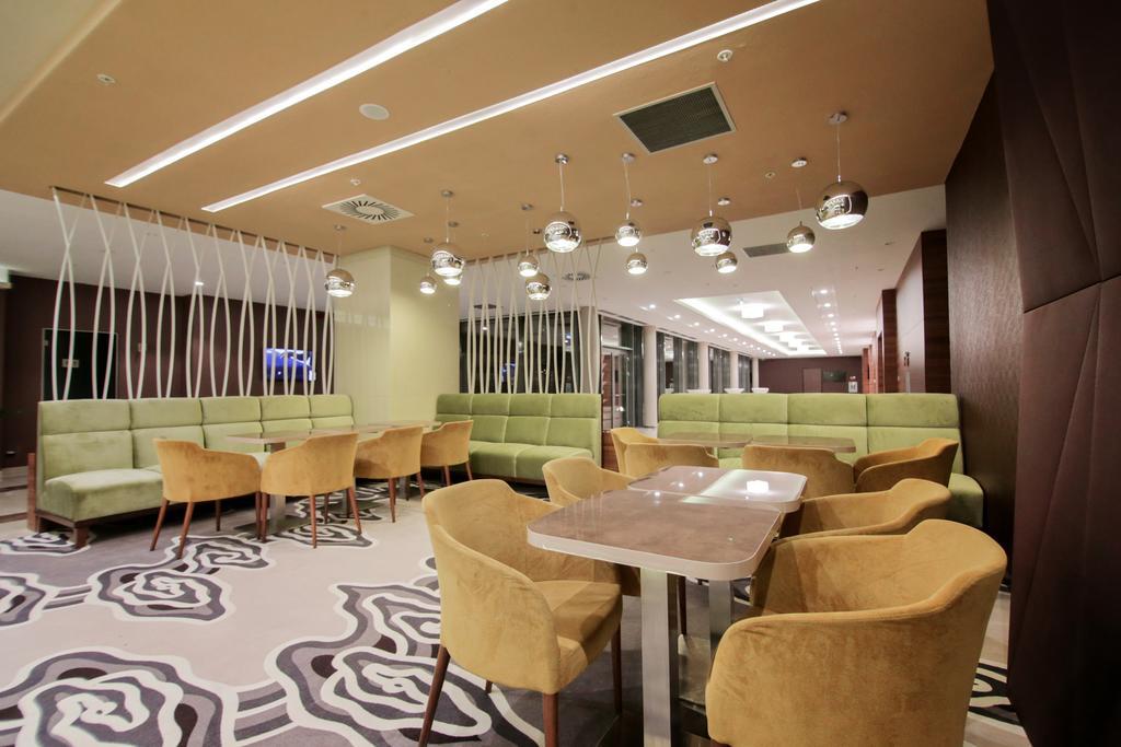 Отель Ramada Plaza Крайова Экстерьер фото