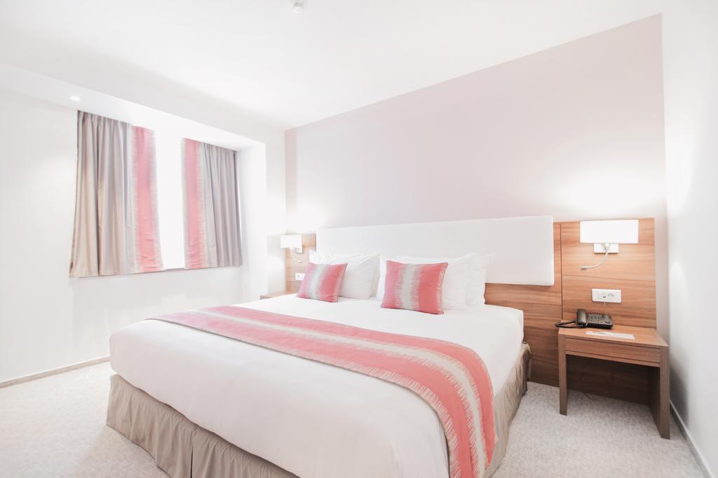 Отель Ramada Plaza Крайова Экстерьер фото