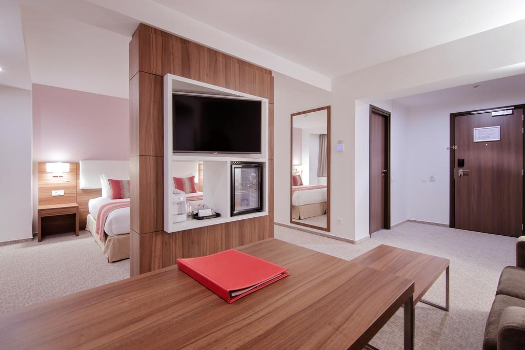 Отель Ramada Plaza Крайова Экстерьер фото