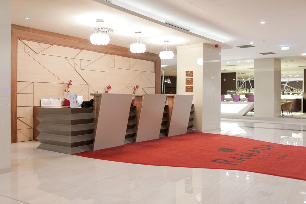 Отель Ramada Plaza Крайова Экстерьер фото
