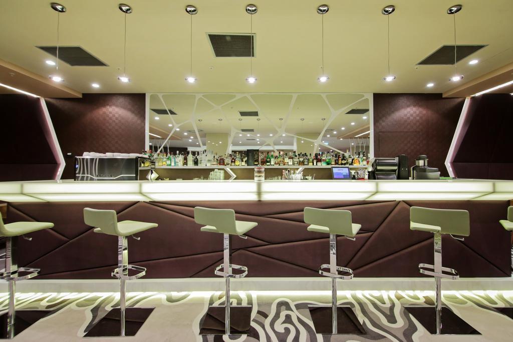 Отель Ramada Plaza Крайова Экстерьер фото