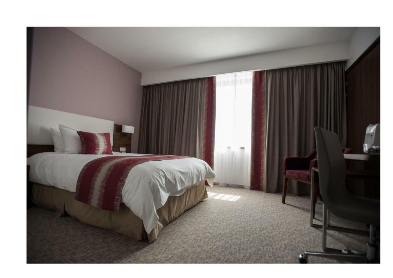 Отель Ramada Plaza Крайова Экстерьер фото