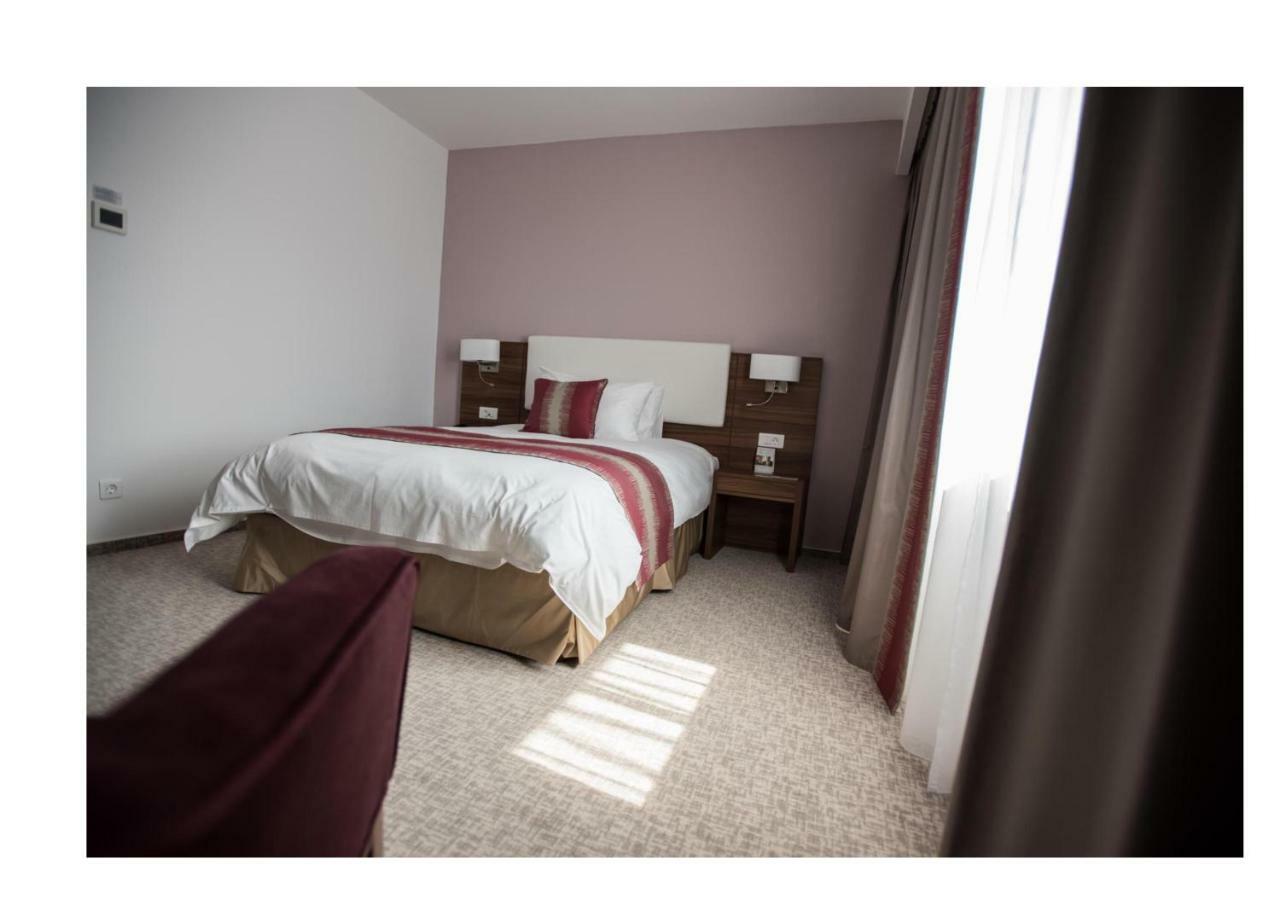 Отель Ramada Plaza Крайова Экстерьер фото