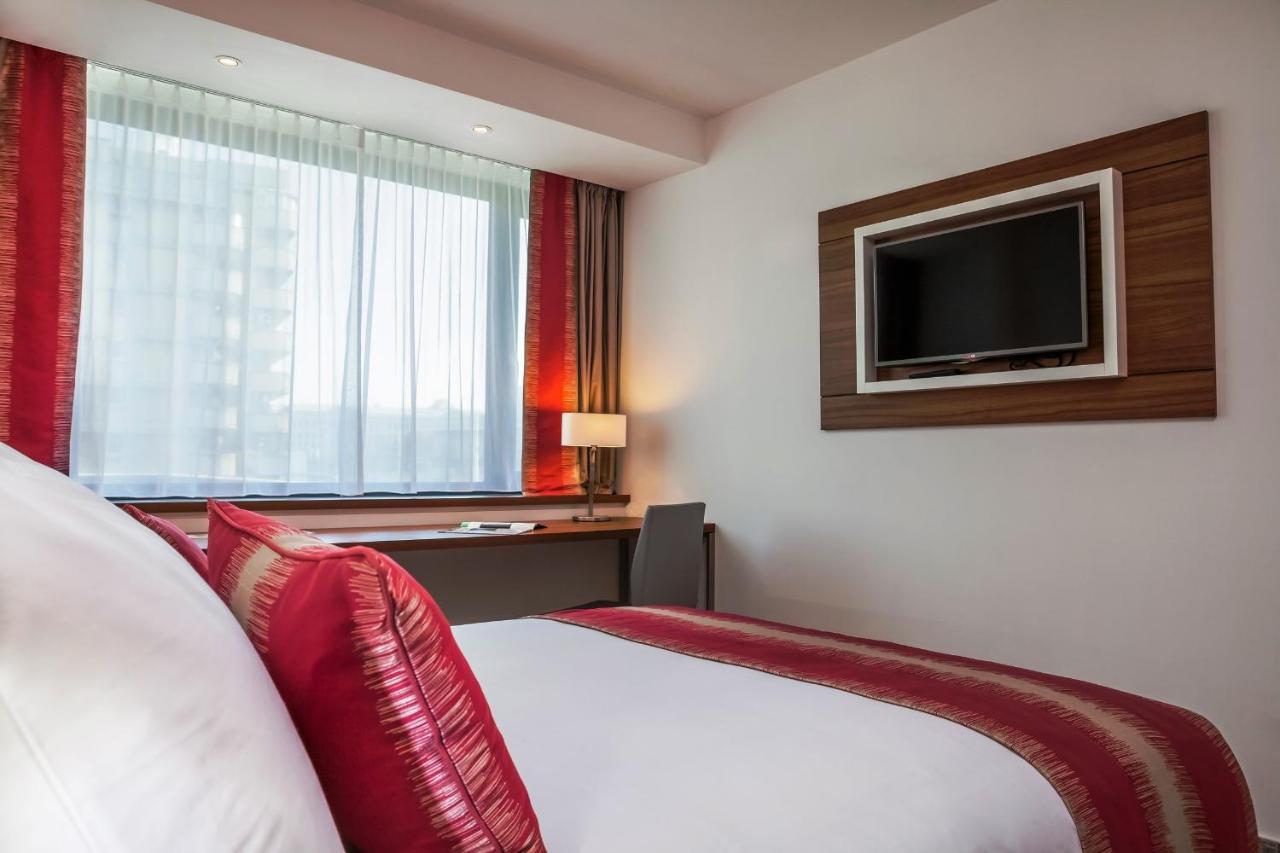 Отель Ramada Plaza Крайова Экстерьер фото